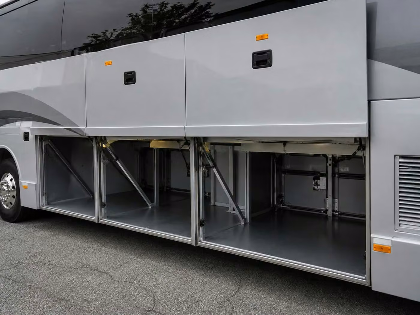 kenosha 56 passenger charter bus luggage bays